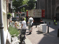 872052 Afbeelding van het inladen van het grofvuil dat uit het pand Waterstraat 23 in Wijk C te Utrecht op straat gezet ...